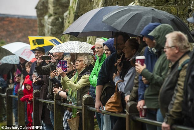 london faces up to 14 hours of rain as downpours soak southern england