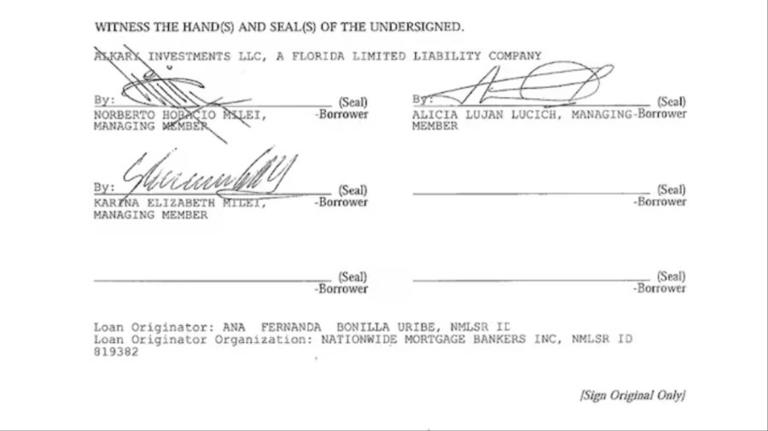 Detalle de las firmas de Karina Milei y sus padres, al completar la documentación para adquirir una de las propiedades