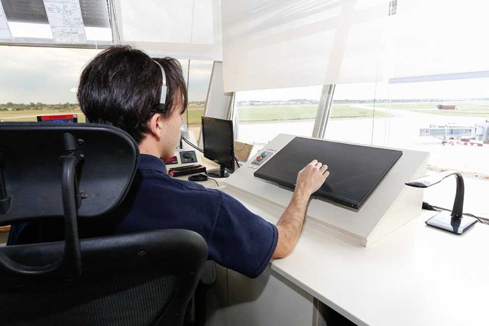 panel digital en torre de control