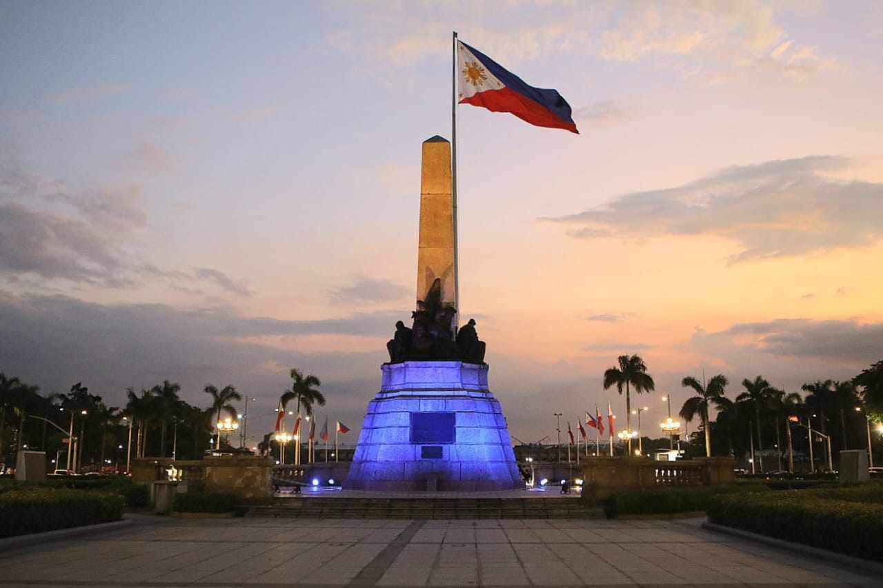rizal monument, dancing fountain light up in eu colors