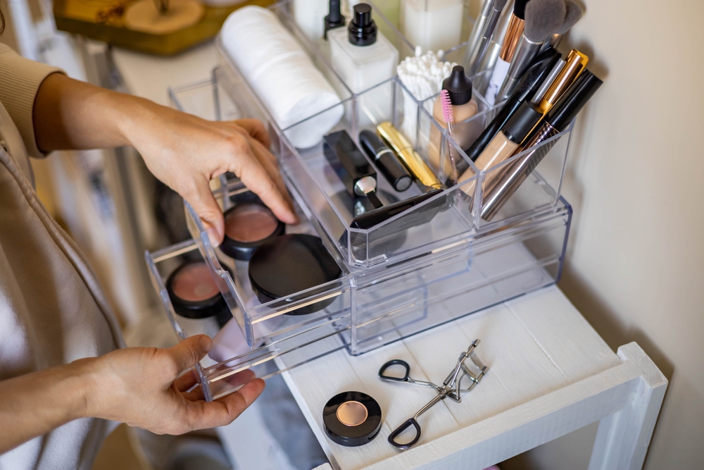 <p>In this article, we present 15 essential makeup storage solutions designed to bring order and elegance to your beauty collection. From sleek organizers to multifunctional cases, these essentials not only keep your cosmetics neatly arranged but also add a touch of glamour to your vanity. Discover the must-have tools that will transform your makeup storage and elevate your daily glam routine to new heights.</p>