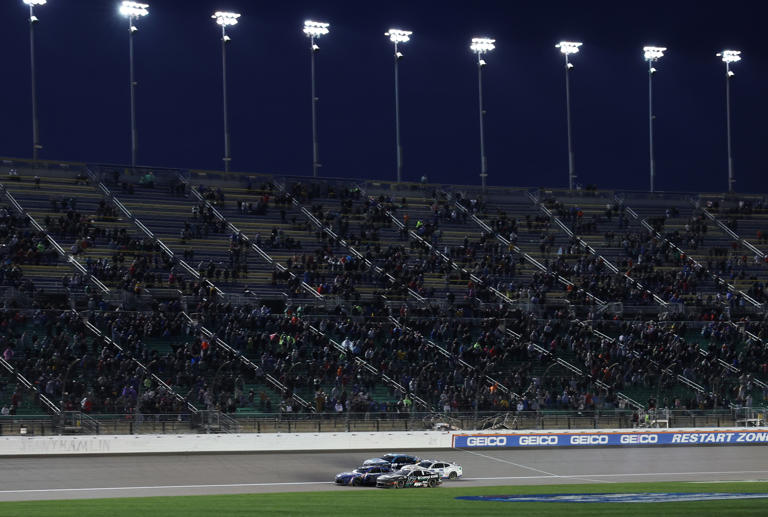 Photo shows just how close Kyle Larson, Chris Buescher were in Kansas ...