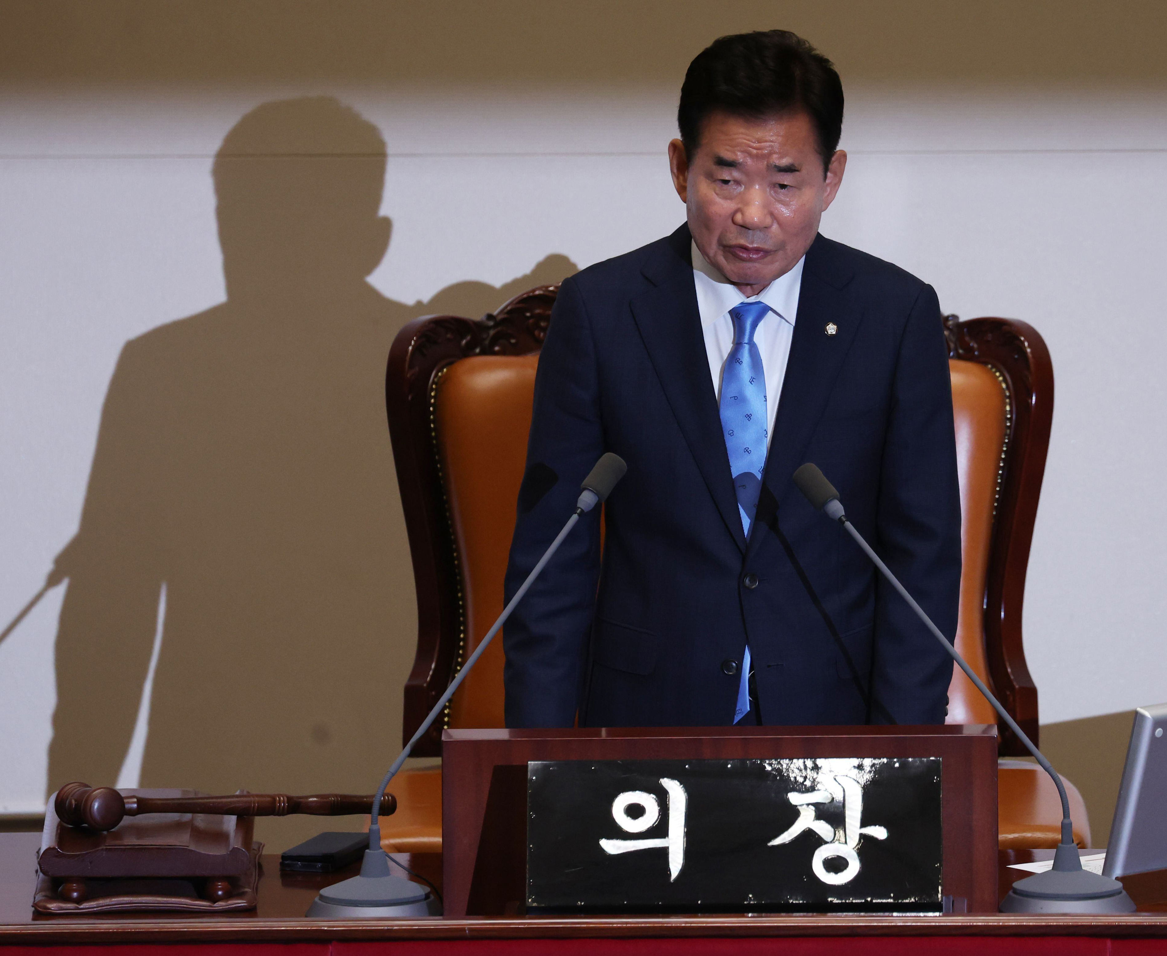 김진표 “국회의장은 중립 불필요? 공부해보면 부끄러워질 것”