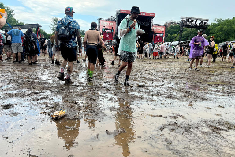 PHOTOS: A soggy finale at Shaky Knees with Foo Fighters, Billy Idol ...