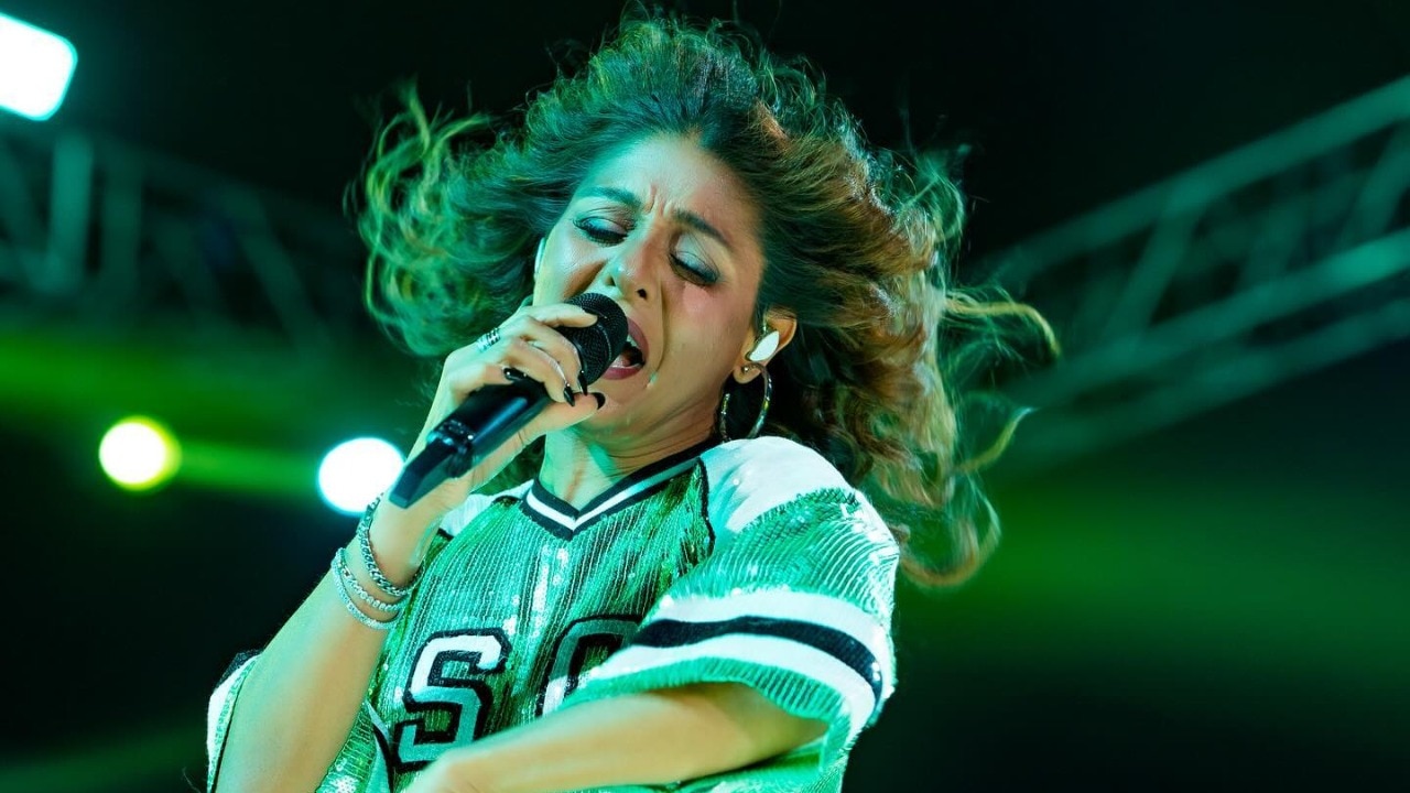 sunidhi chauhan's befitting reply to fan who threw bottle at her during concert