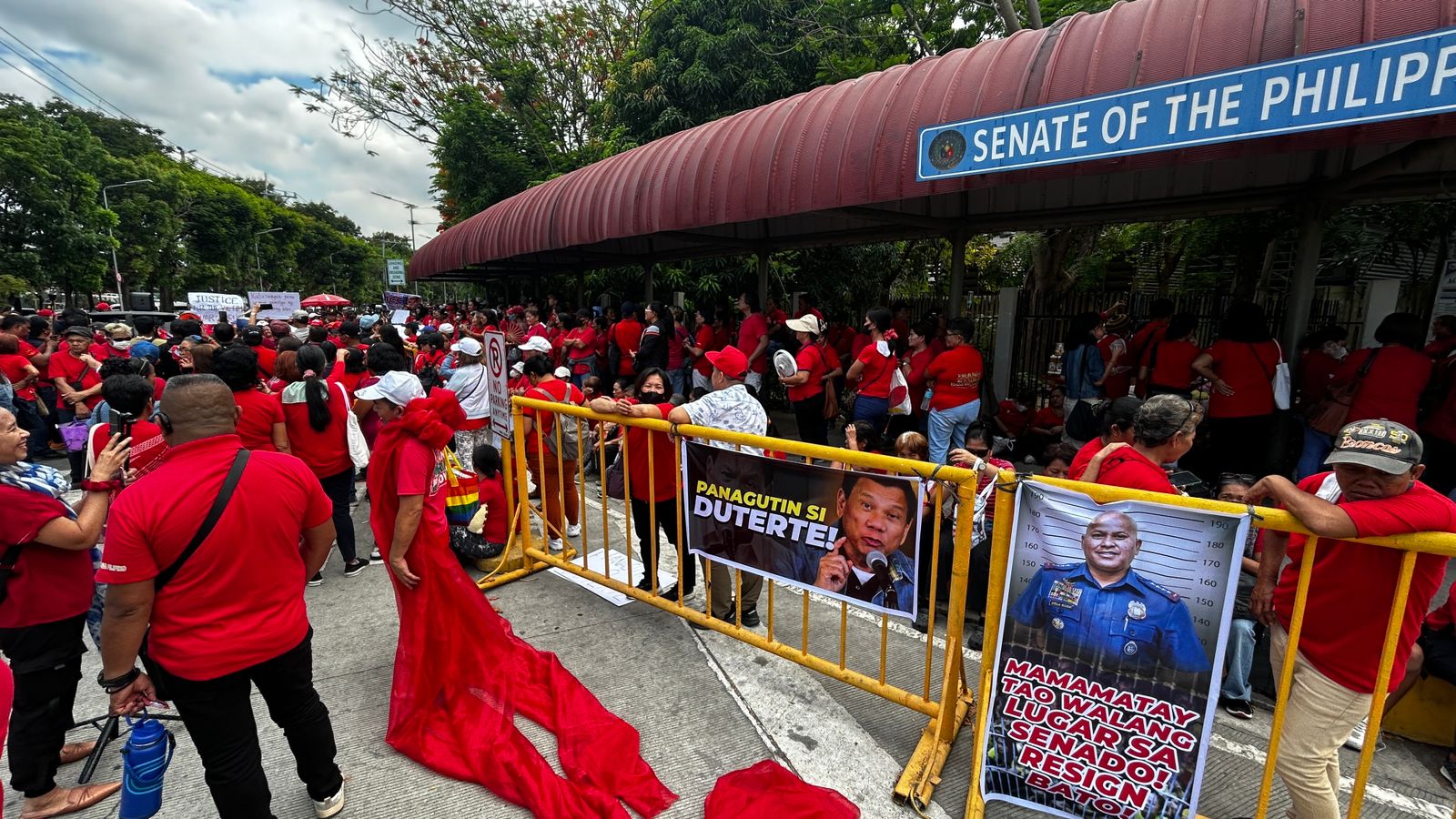 marcos ‘loyalists’ stage protest asking that icc be allowed to probe duterte