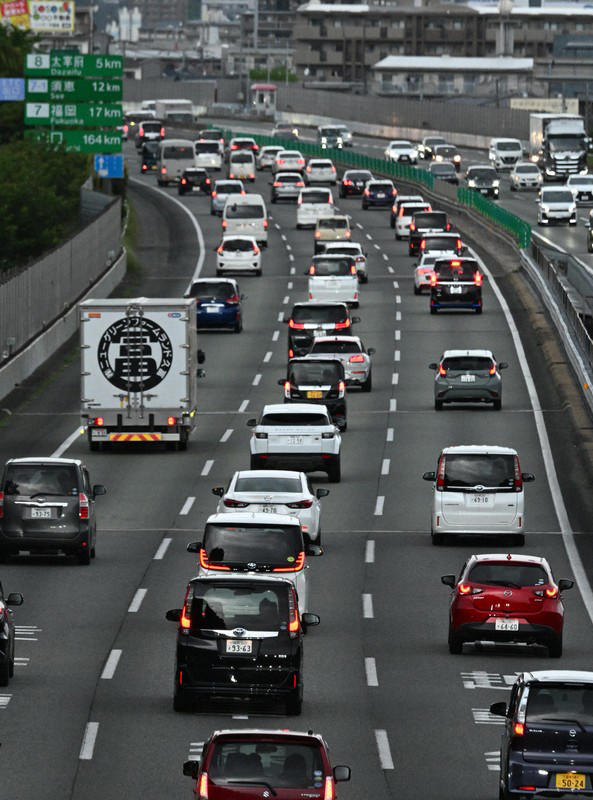 The Kyushu Expressway is congested with cars returning from travel spots and elsewhere, as seen in Chikushino, Fukuoka Prefecture, at 6:01 p.m. on May 5, 2024. (Mainichi/Minoru Kanazawa)