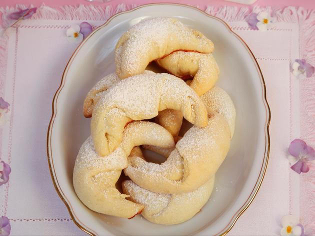 Gefüllte Kartoffelhörnchen mit Erdbeermarmelade sind wahre schwäbische ...