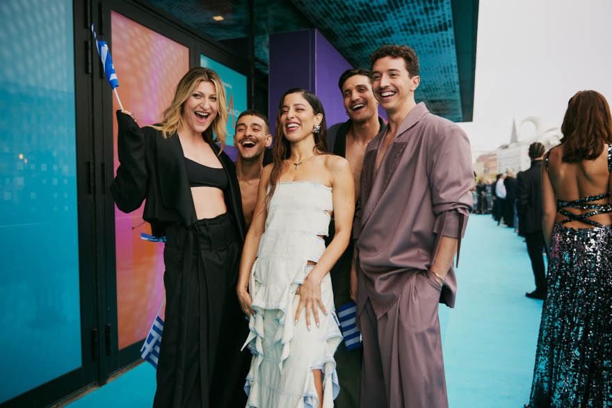 μαρίνα σάττι: χαμογελαστή με την ομάδα της στο τιρκουάζ χαλί της eurovision