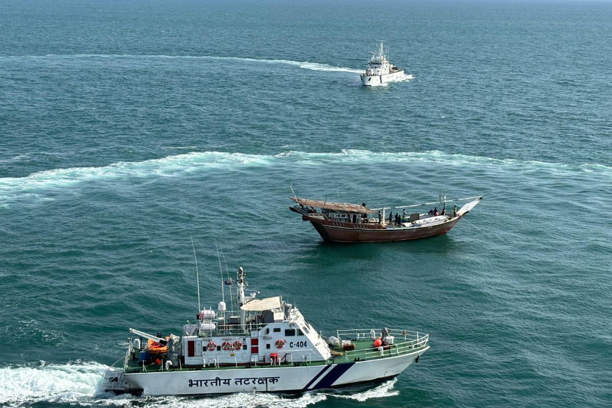 indian coast guard intercepts iranian fishing vessel