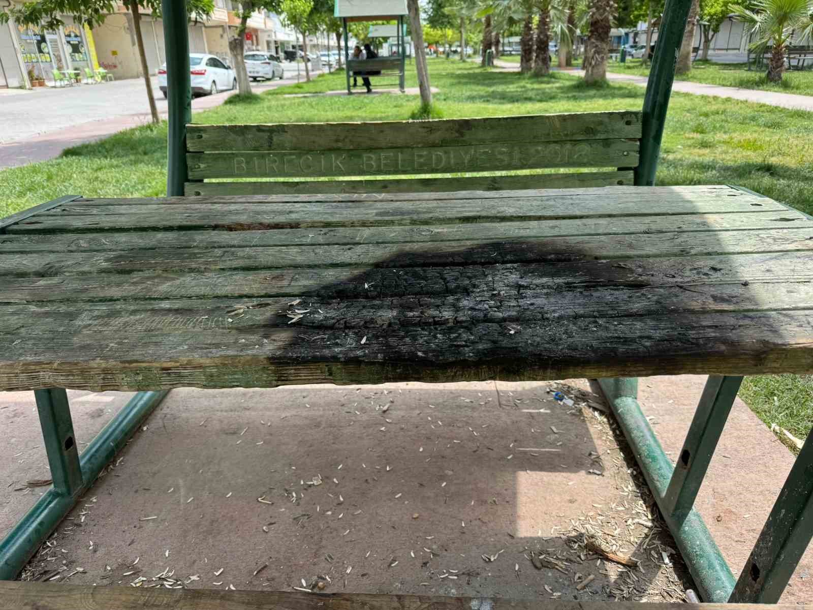 parktaki ahşap masayı ateşe verdiler
