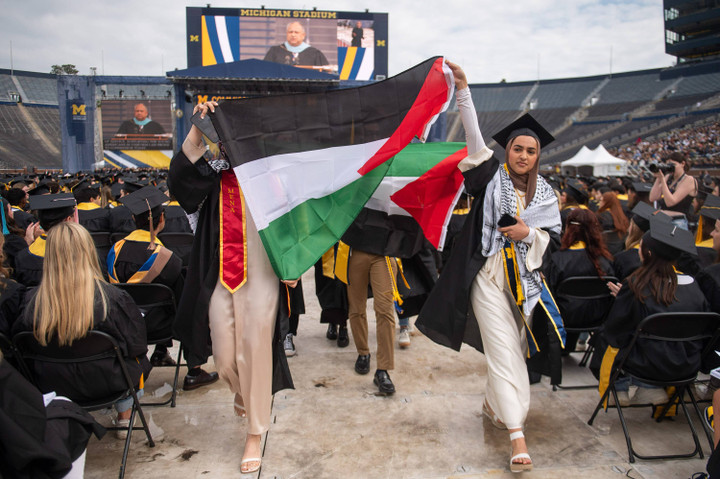 'aksi' mahasiswa pro-palestina & pro-israel saat seremoni wisuda kampus as