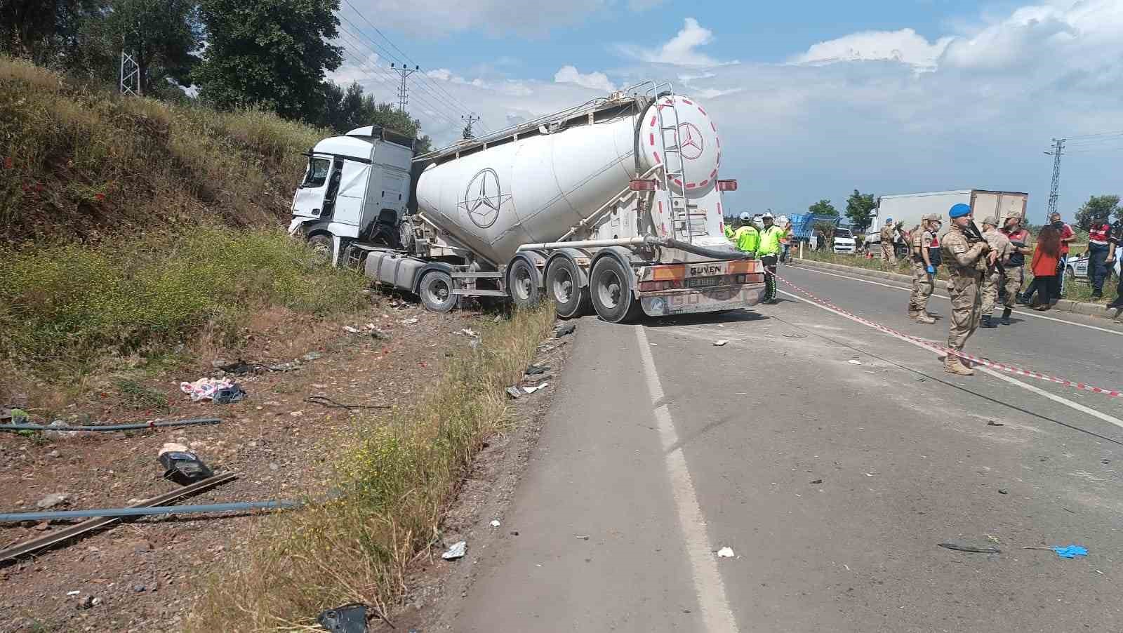 beton tankerinin minibüsü biçtiği kazada 8 kişi öldü, 11 kişi yaralandı