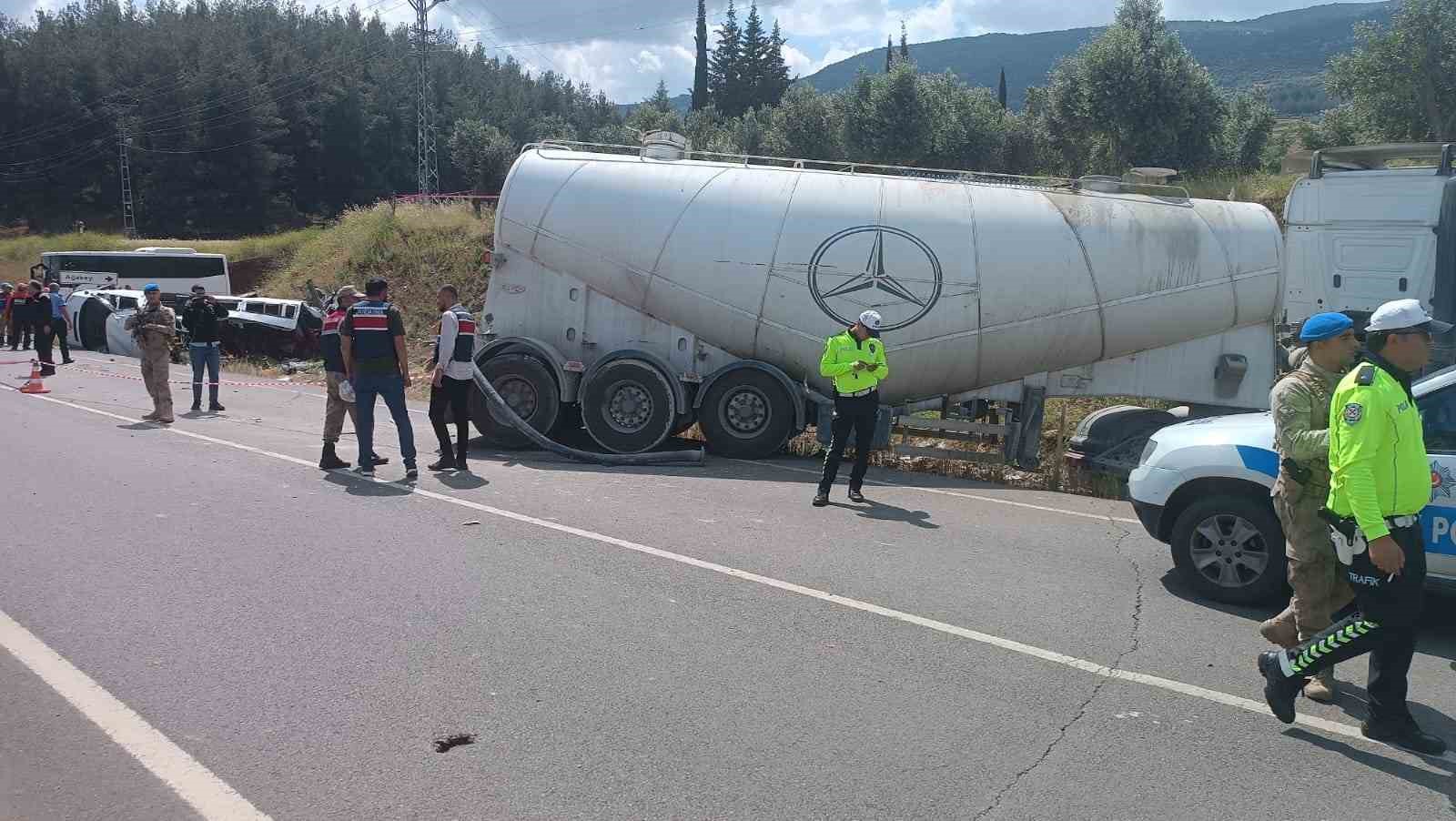 beton tankerinin minibüsü biçtiği kazada 8 kişi öldü, 11 kişi yaralandı