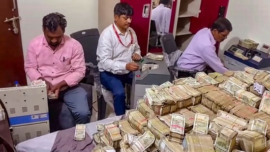 narendra modi on ₹20 crore cash haul: 'congress made servant's house black money godown'