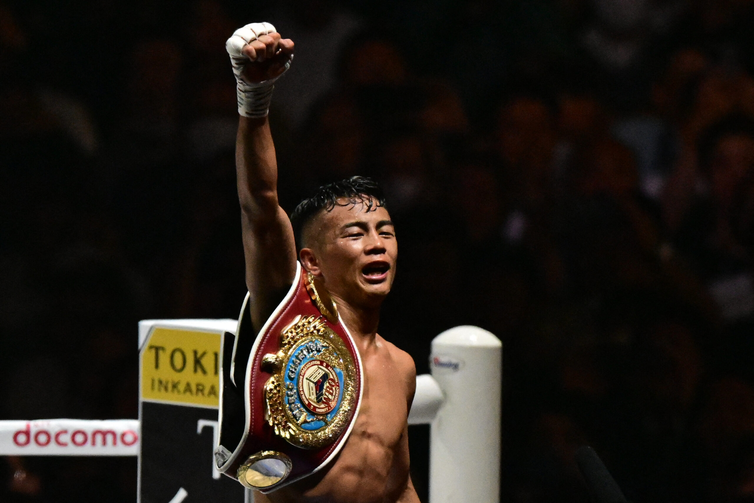 yoshiki takei upsets jason moloney to win bantamweight title