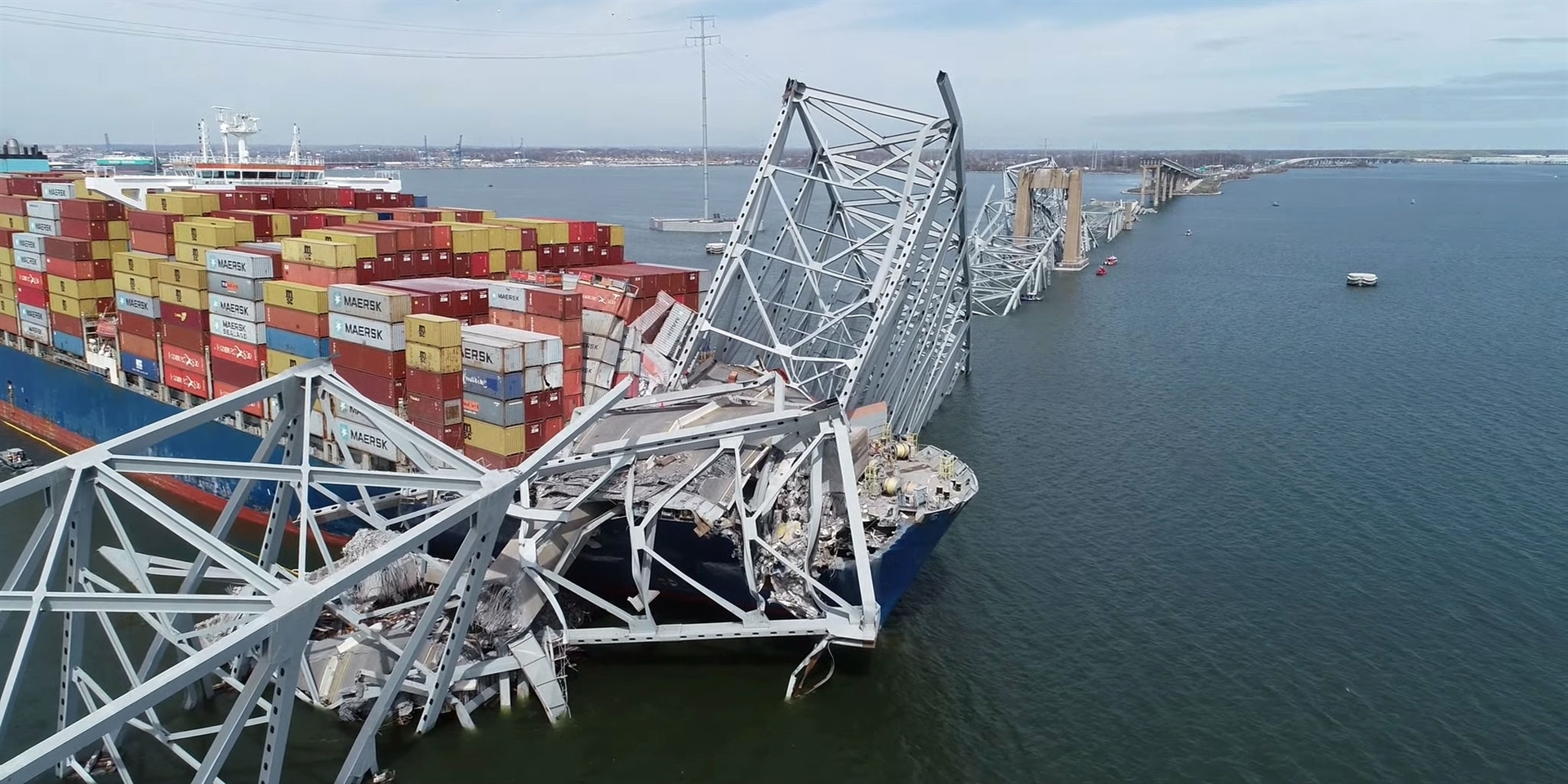 nárazem zničený most v baltimoru nahradí nový, hotový bude v roce 2028. loď stále vězí pod troskami