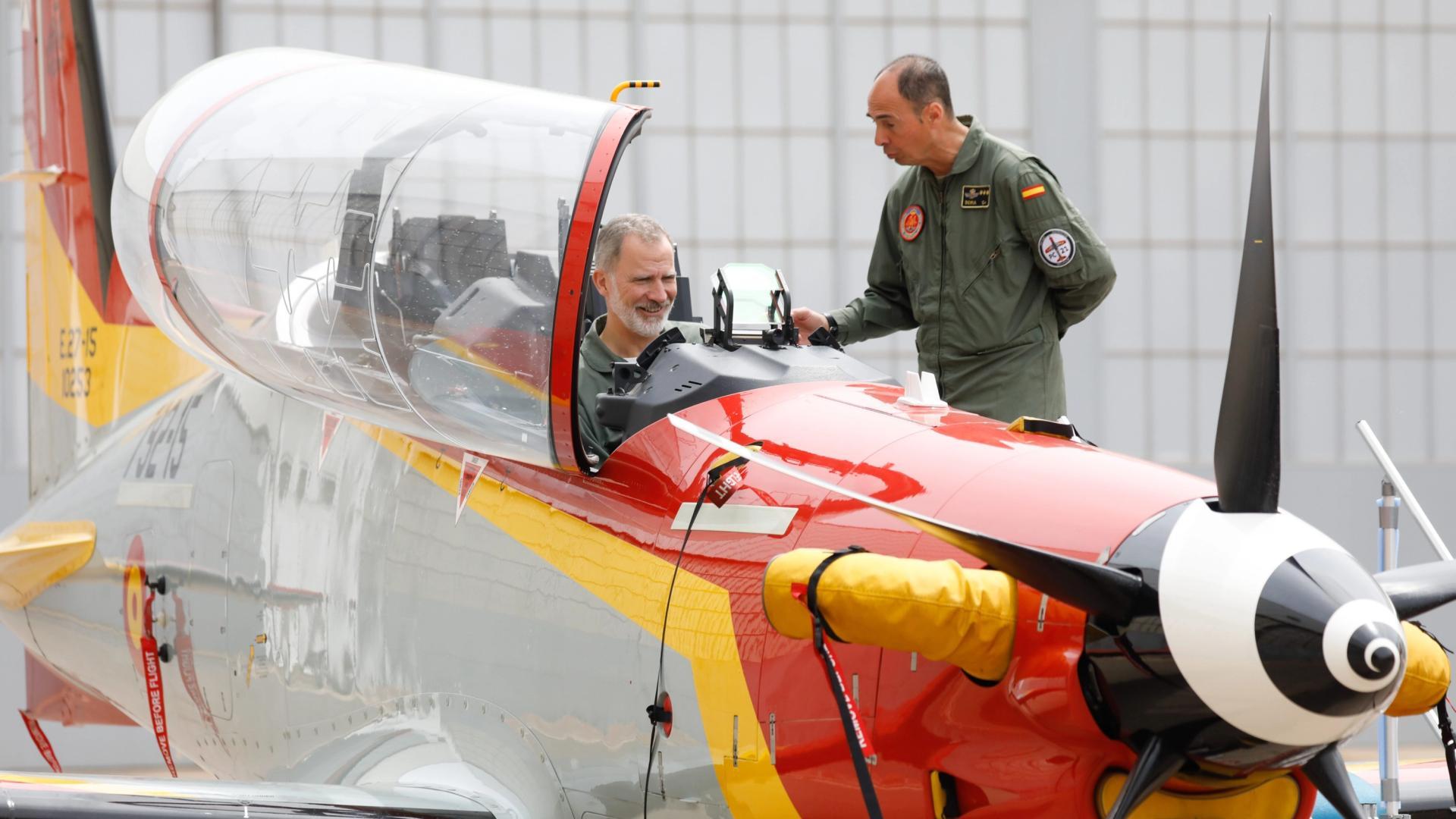 el rey felipe vi realiza un vuelo simulado y se sube a bordo de una aeronave 'pilatus' durante su visita a la aga