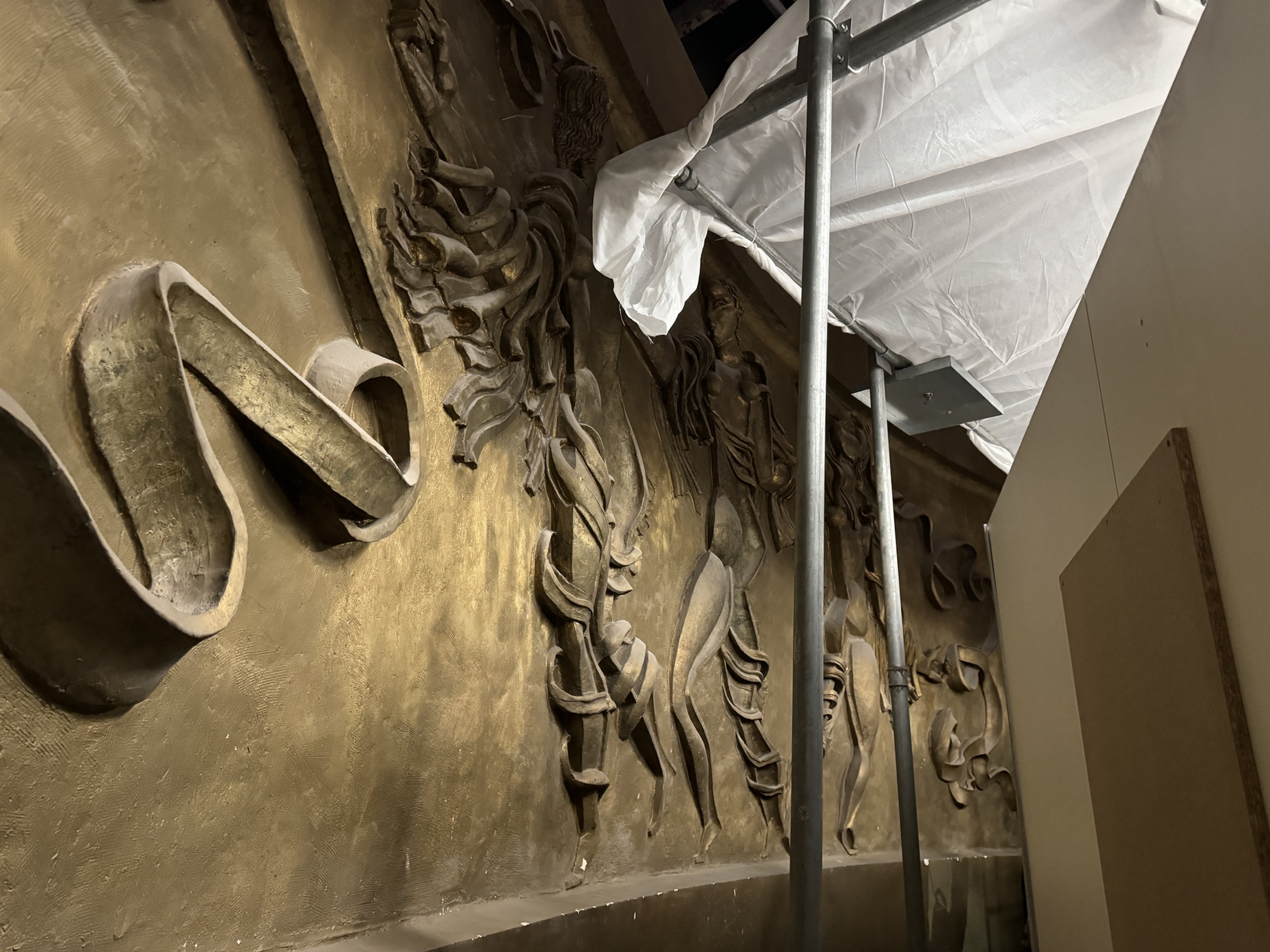 un relief oublié du sculpteur zadkine quittera la rue neuve pour le musée juif de belgique