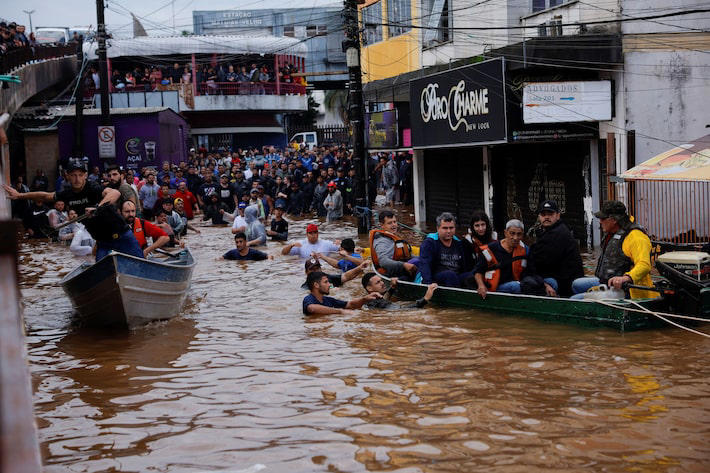 Vtimas dos temporais so resgatadas em botes na cidade de Canoas, no Rio Grande do Sul Foto: Amanda Perobelli