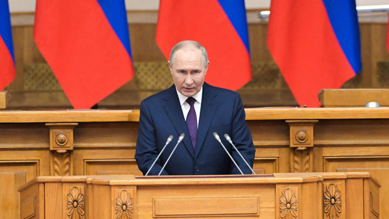 Le président russe Vladimir Poutine, ici à Saint-Pétersbourg, a ordonné ce lundi 6 mai la tenue d’exercices nucléaires après les « menaces occidentales ».