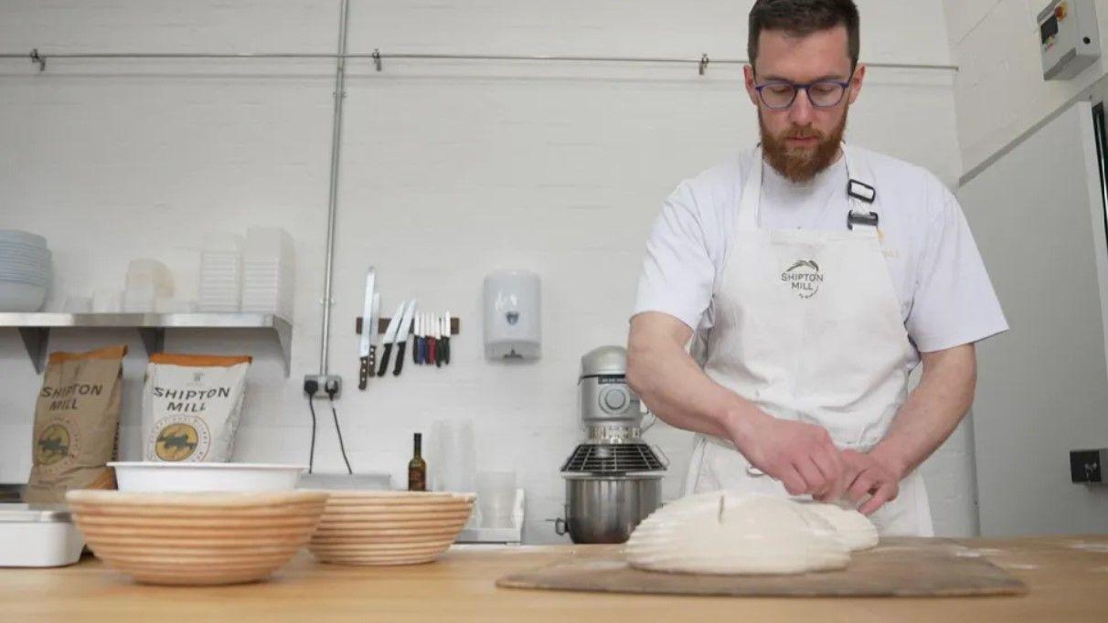 científicos británicos intentan crear un pan blanco tan saludable como el pan integral: ¿cuál es la diferencia entre ambos?