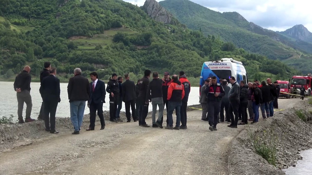 çakıl ocağında baraja devrilen kamyonun sürücüsü hayatını kaybetti