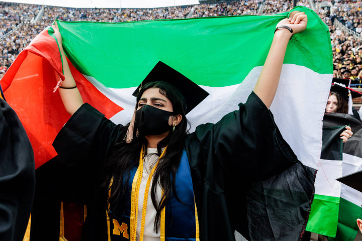 'aksi' mahasiswa pro-palestina & pro-israel saat seremoni wisuda kampus as