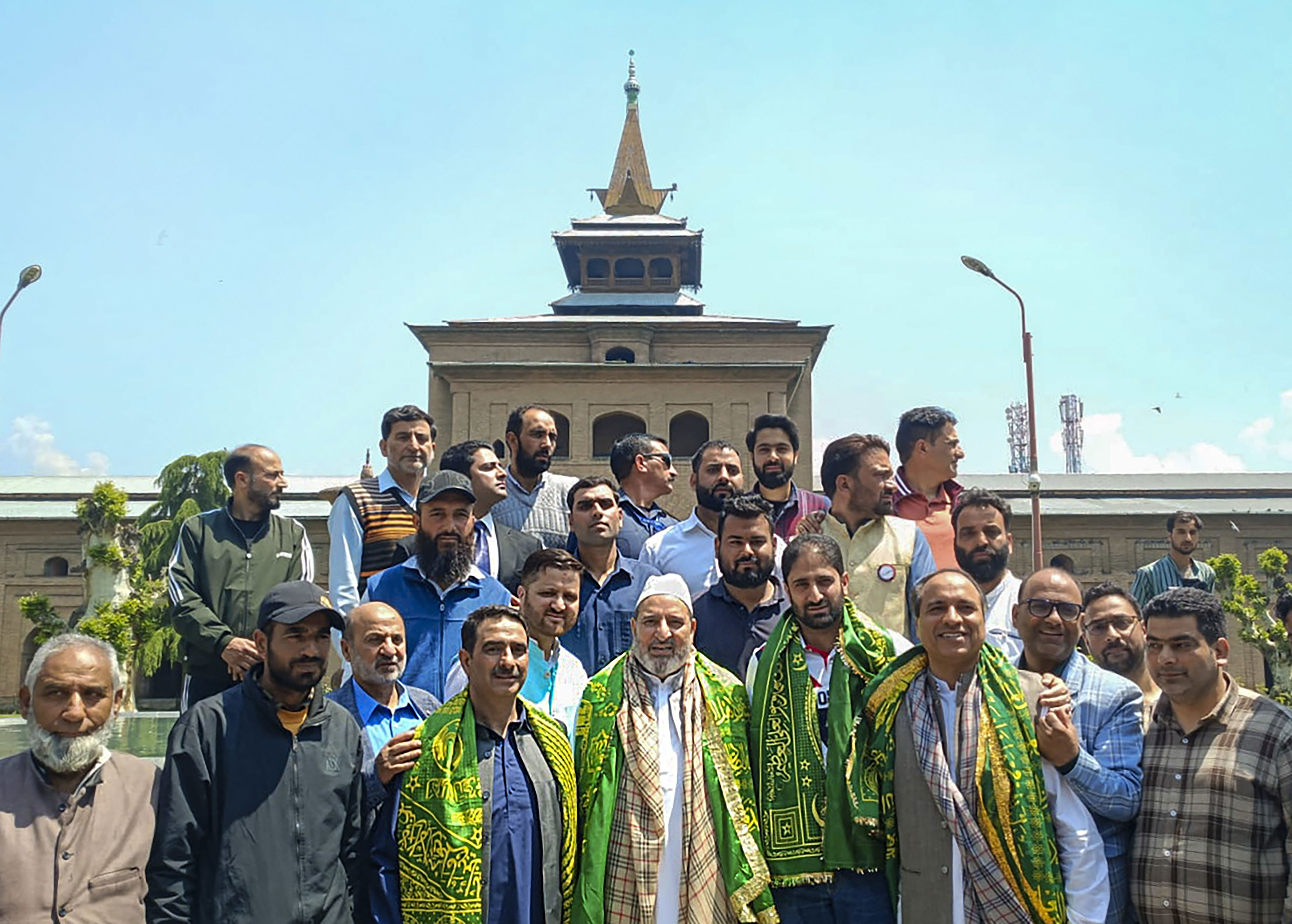 altaf bukhari offers prayers inside srinagar's jamia masjid, says 'credit for peace goes to people'