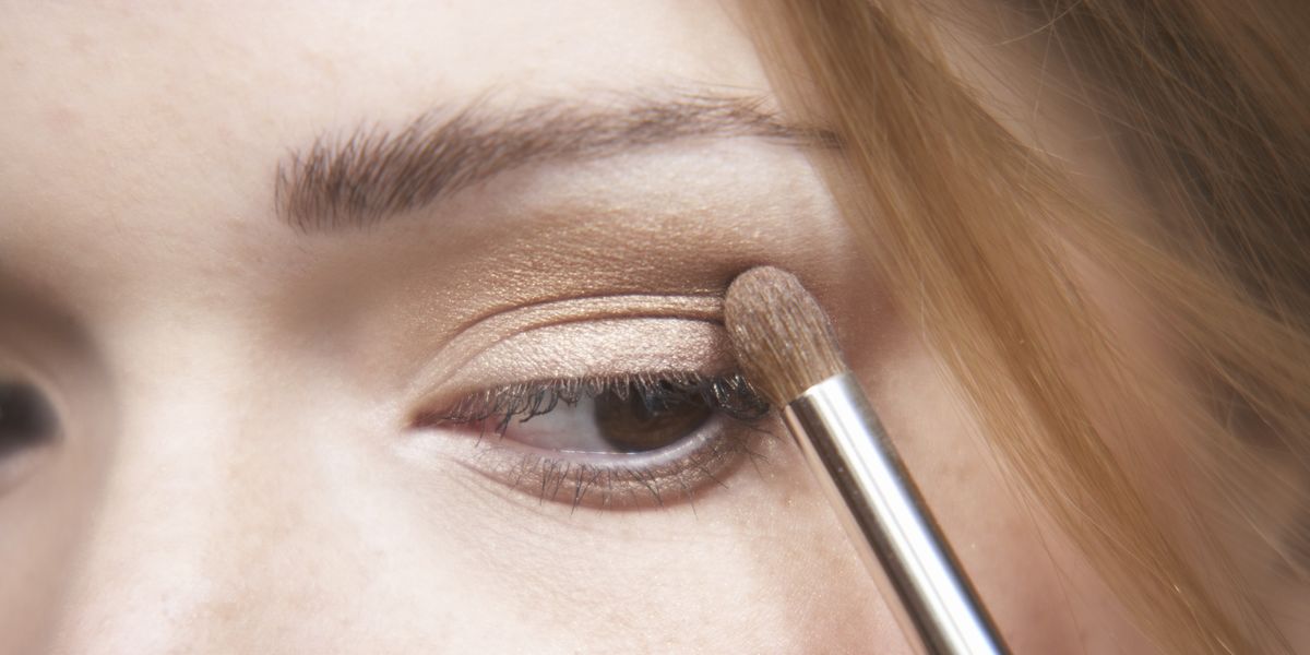 la técnica de maquillaje para iluminar la mirada en menos de un minuto con sombras de ojos