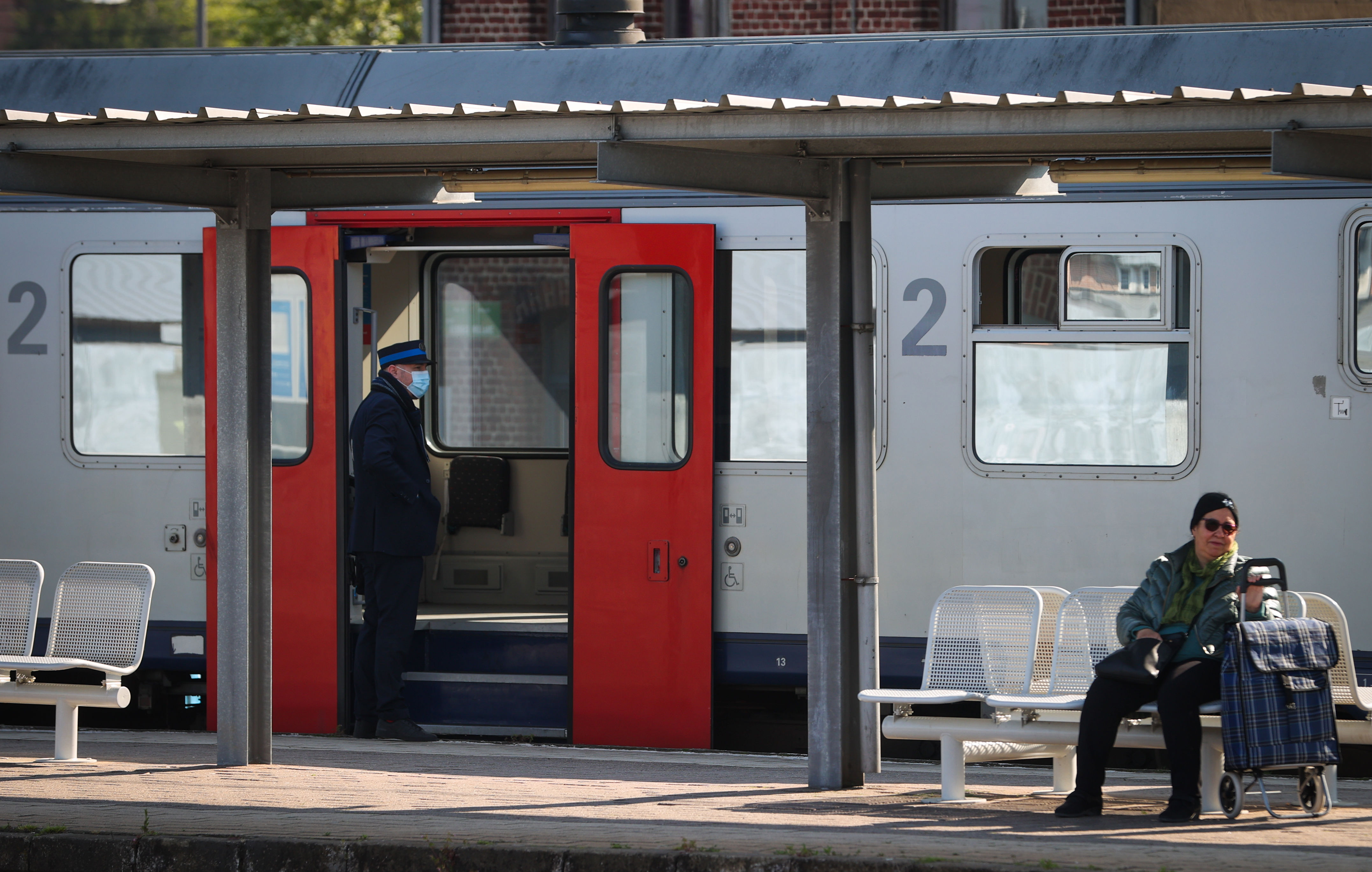 carrefour léonard - des trains supplémentaires entre nivelles et bruxelles-luxembourg aux heures de pointe