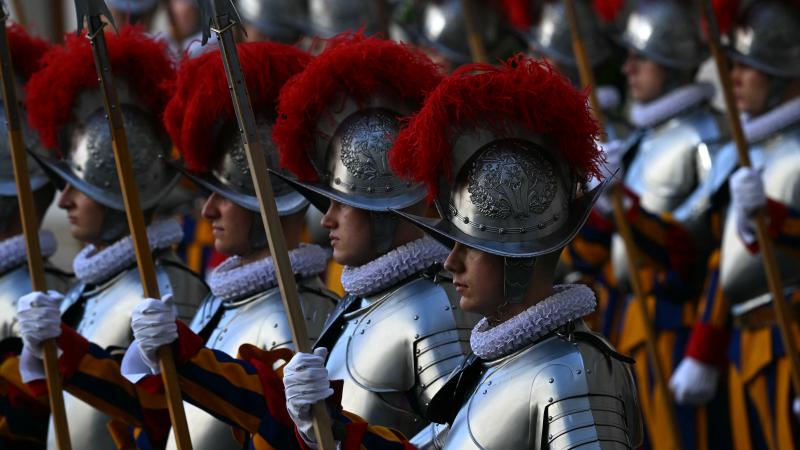 trente-quatre nouveaux gardes suisses prêtent serment à rome