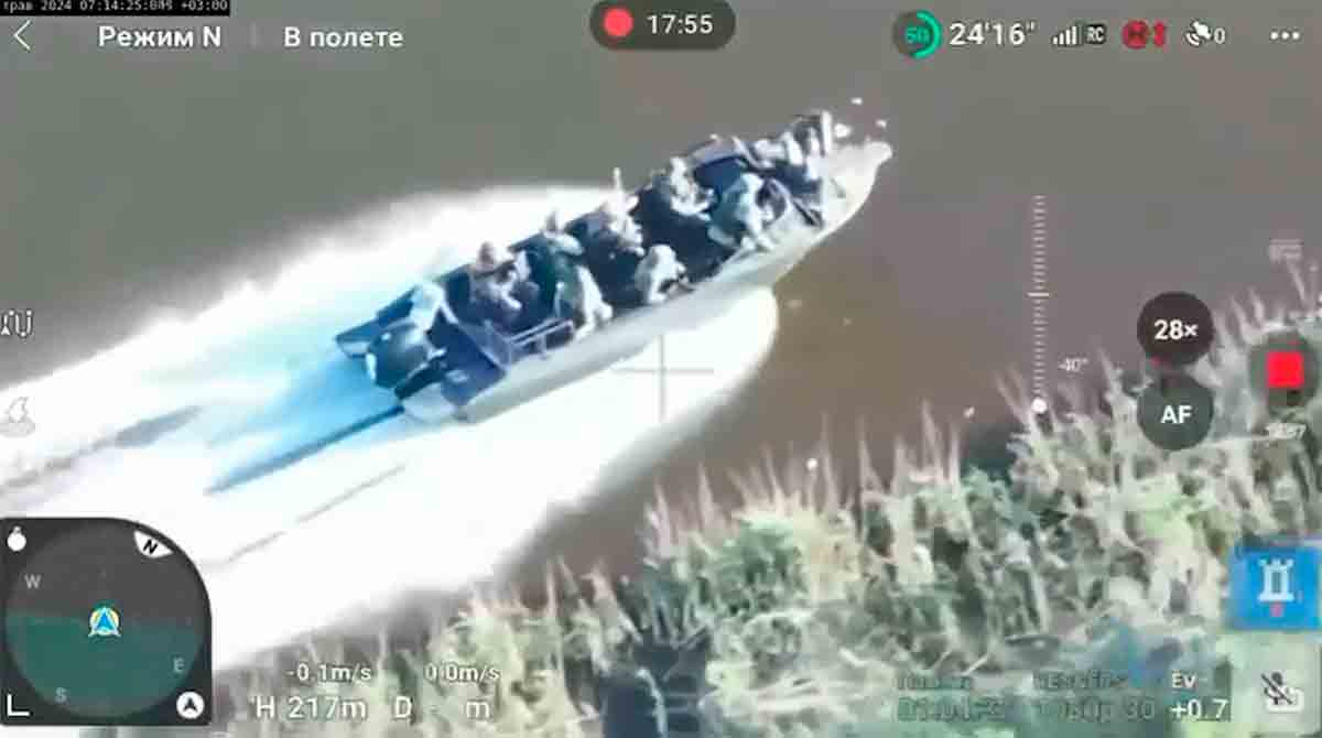 egy orosz hajó, amely katonákat szállított, egy aknába robbant a herson régióban.