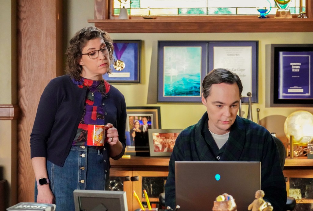 ‘young sheldon': first look at jim parsons & mayim bialik reprising ‘big bang theory' roles in finale - update
