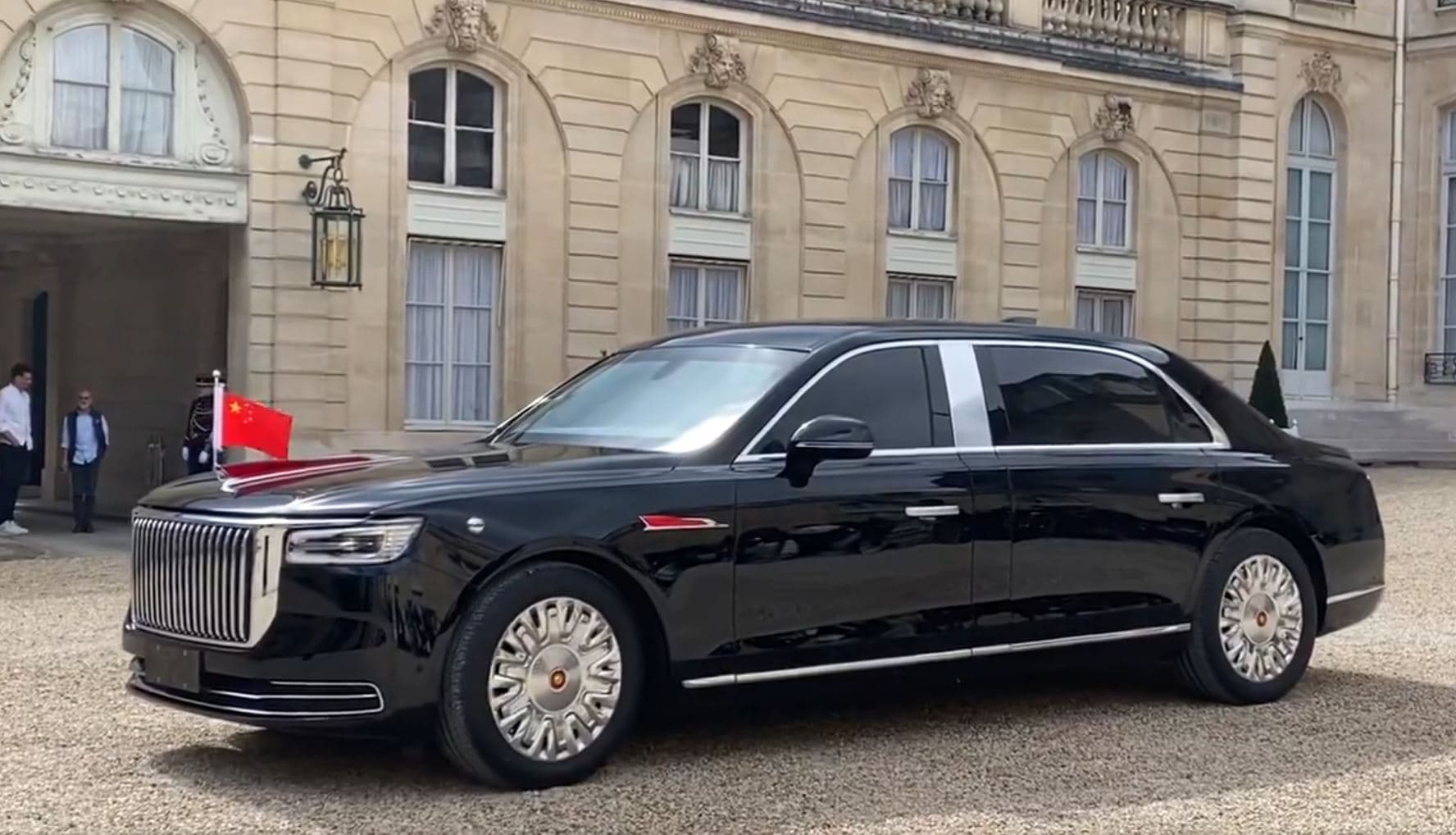 blindage, filtre à air... quelle est la voiture de luxe (relativement abordable) du président chinois xi jinping?