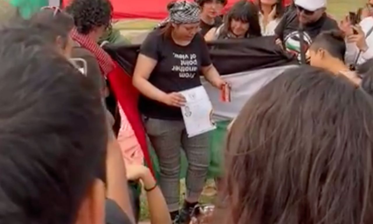 video| estudiante quema su título como ingenieria en rectoría de la unam y se vuelve viral
