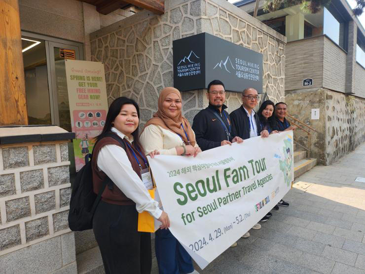 Officials from overseas travel agencies pose in front of Seoul Hiking Tourism Center in Jongno District, Seoul, during their visit to Seoul from April 29 to May 2. Courtesy of Seoul Metropolitan Government