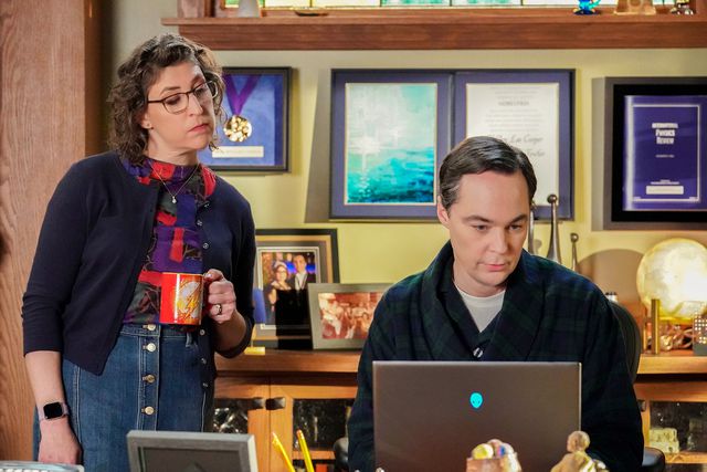 jim parsons and mayim bialik return for “young sheldon'”s series finale — first look!