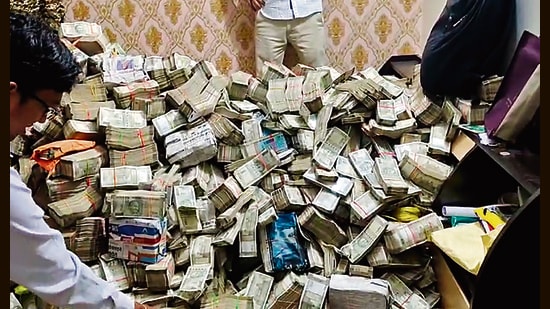 ed seizes piles of cash in jharkhand search