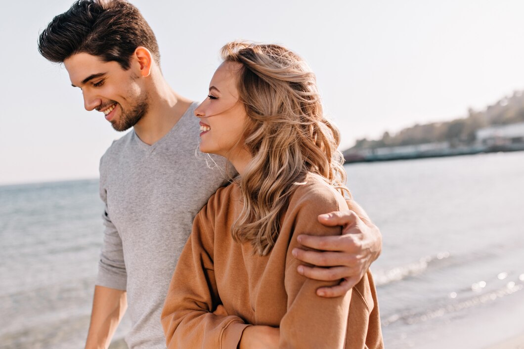 τα 11 διακριτικά σημάδια που δείχνουν ότι ο σύντροφός σας, σας αγαπά περισσότερο από όσο νομίζετε