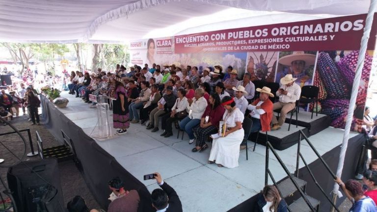 clara brugada recibe bastón de mando de pueblos originarios en xochimilco