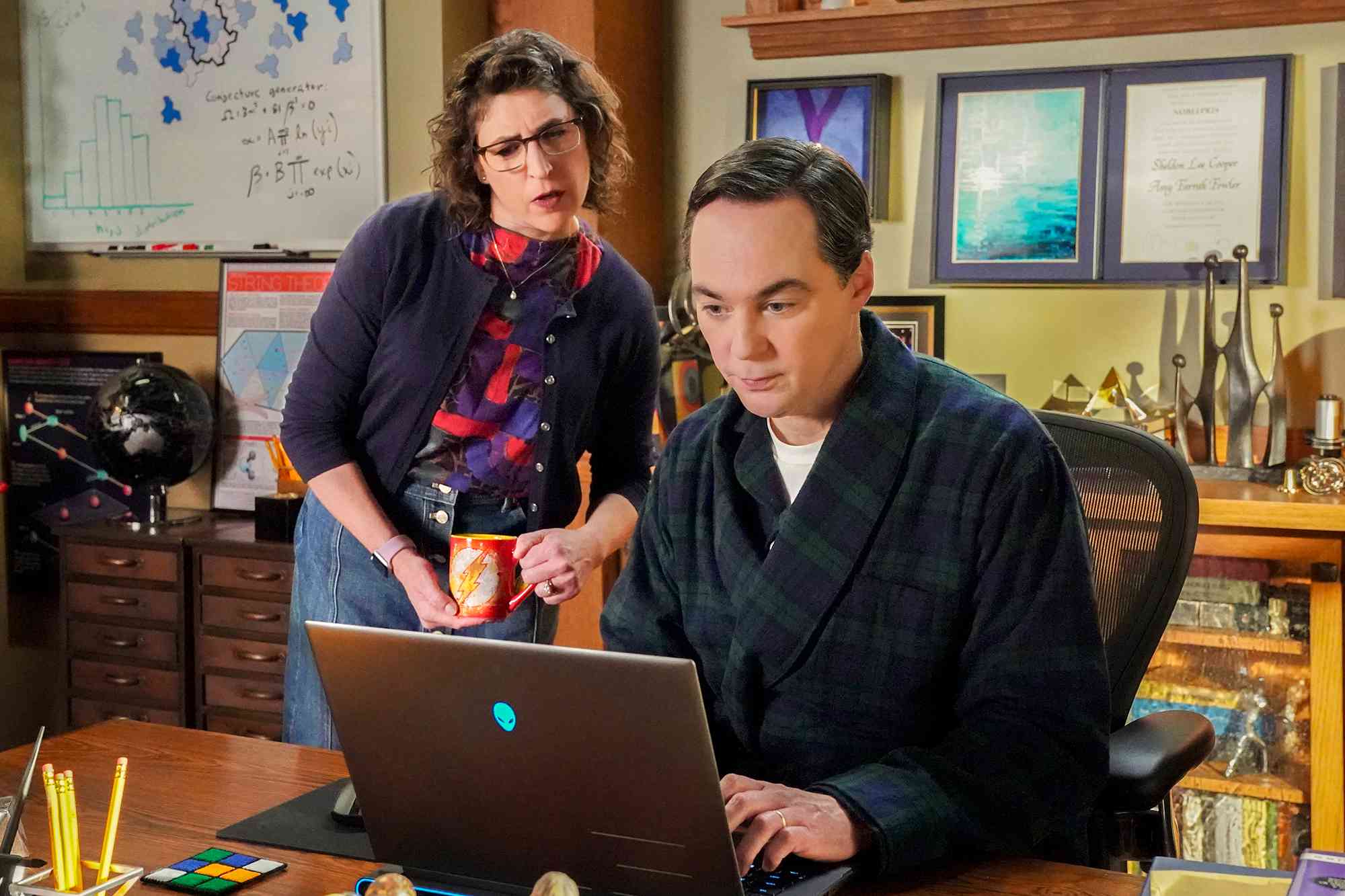 jim parsons and mayim bialik return for “young sheldon'”s series finale — first look!