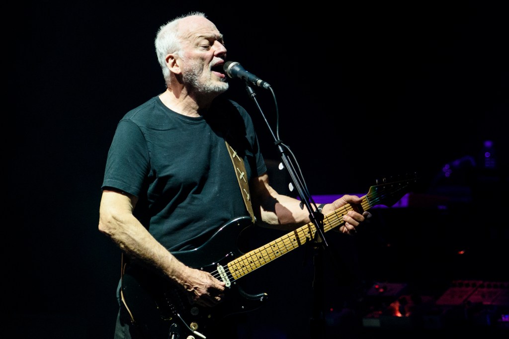 david gilmour's final ‘comfortably numb'? watch the pink floyd icon play ‘the wall' classic in 2016