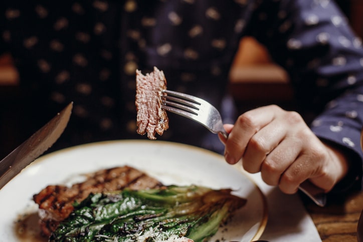 dejar de comer carne podría revertir efectos de la cirrosis hepática avanzada, según estudio