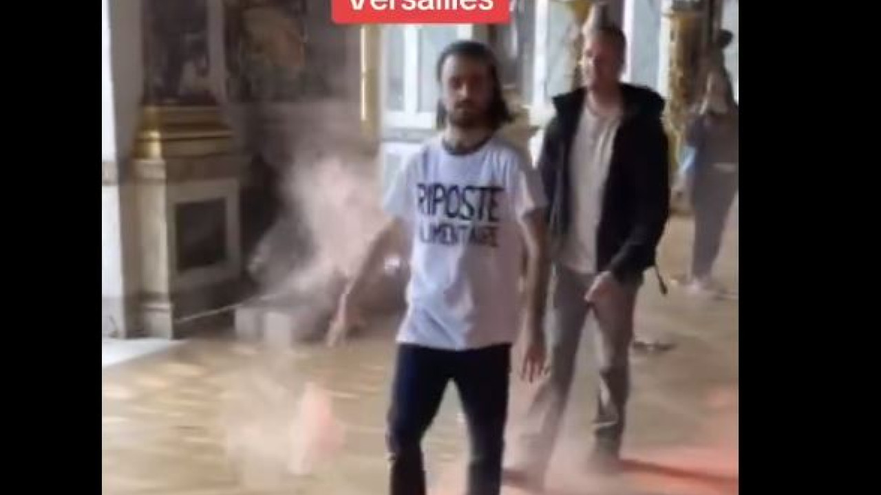 ακτιβιστές έριξαν πορτοκαλί σκόνη στο παλάτι των βερσαλλιών (βίντεο)