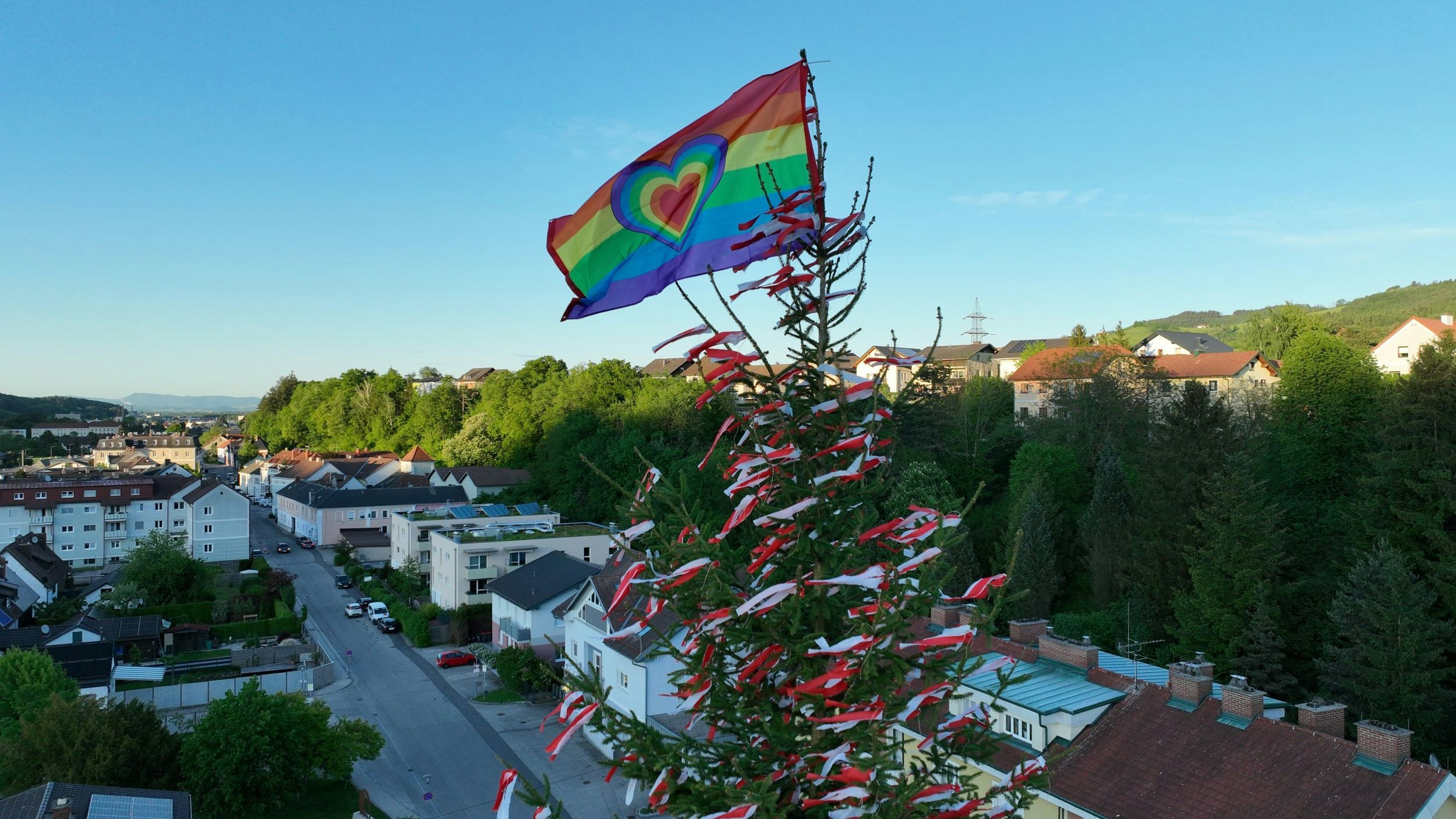 regenbogenflagge am maibaum, dorfbewohner nicht erfreut