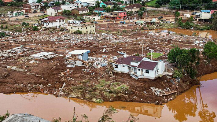 Vista área mostra a destruição na cidade de Roca Sales, no Rio Grande do Sul, em razão das enchentes que atingiram o Estado gaúcho. Foto: Gustavo Ghisleni/AFP