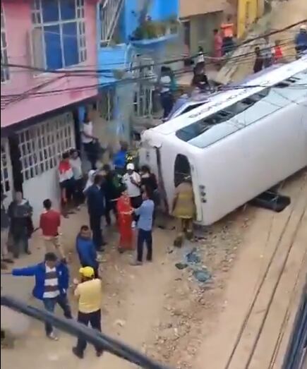 bus se volcó en soacha con 15 personas a bordo mientras subía empinada calle