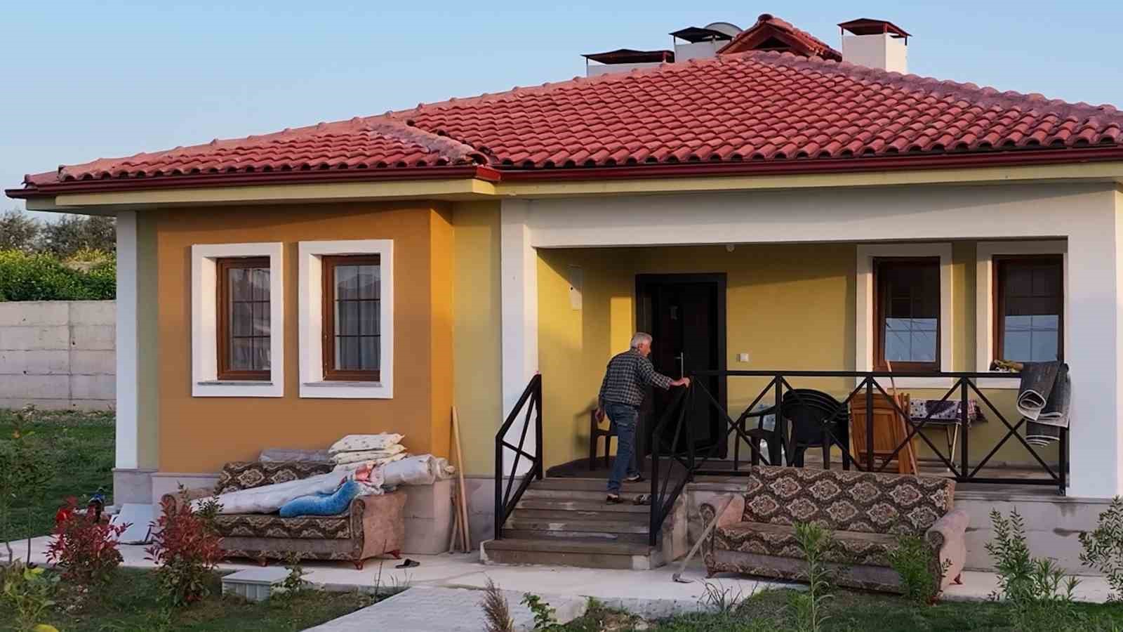 hataylı bir depremzede aile daha yeni evlerine kavuştu