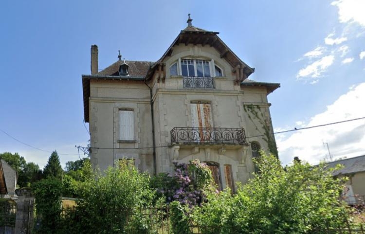 « la maison bouddha », abandonnée par sa fantasque propriétaire, est à vendre 18 000 € en corrèze